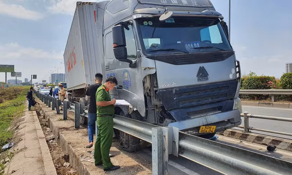 Xe container nổ lốp, tông nhiều xe máy trên đường dẫn cao tốc TP.HCM - Long Thành