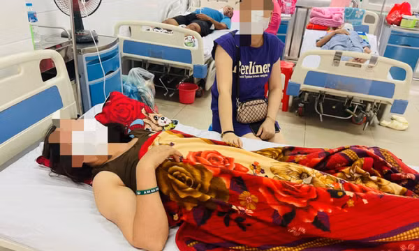 Hy hữu: Người phụ nữ bị thang máy rơi trúng đầu