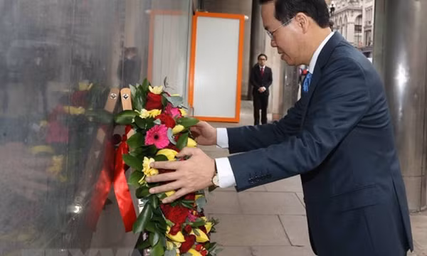 Chủ tịch nước đặt hoa tại Biển Tưởng niệm Bác Hồ ở thủ đô London