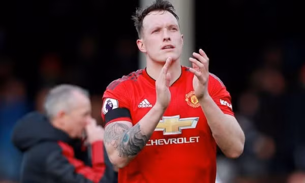 Cú sốc ập đến Phil Jones sau khi rời Old Trafford