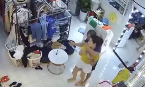Thiếu phụ mưu trí giật dao, hô hoán người dân khống chế kẻ hiếp dâm