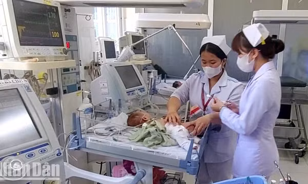 Vụ bé gái hơn 2 tháng tuổi ở Đà Lạt bị bạo hành: Xương đùi cháu bé đã gãy khoảng 1 tháng trước