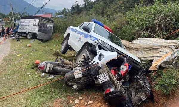 Xe CSGT công an huyện đâm hư hỏng nhiều phương tiện