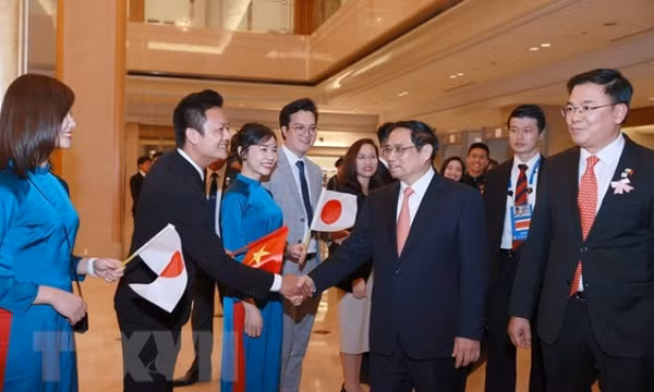 Thủ tướng tới Hiroshima bắt đầu dự Hội nghị thượng đỉnh G7 mở rộng