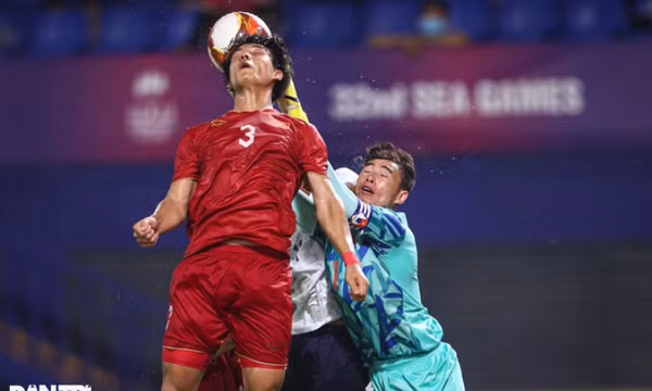 U22 Việt Nam - U22 Singapore: Cẩn thận với các pha bóng bổng