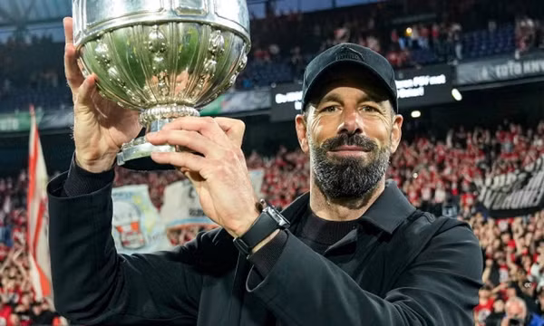 Van Nistelrooy bất ngờ rời PSV Eindhoven