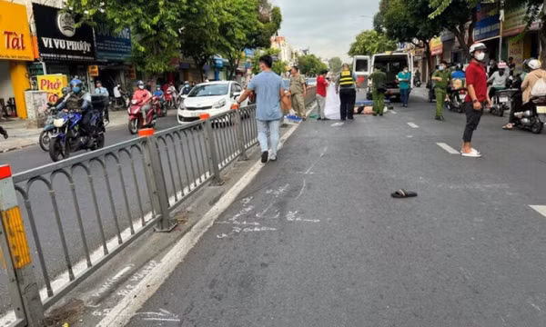 Xe máy va vào dải phân cách, thanh niên văng 20m, tử vong tại chỗ