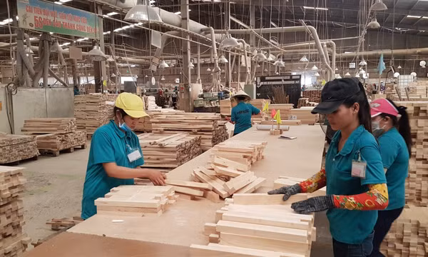 Doanh nghiệp xoay xở tìm kiếm đơn hàng