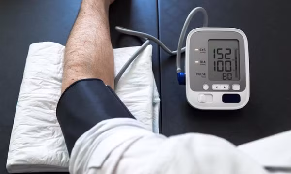 Những lưu ý cho người huyết áp cao trong mùa hè