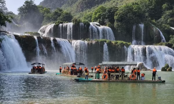 Thác Bản Giốc đổ nước đẹp trong kỳ nghỉ lễ