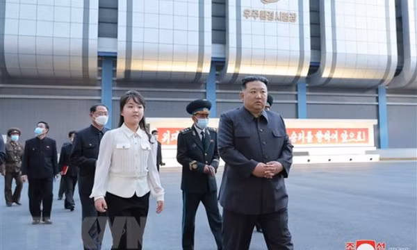 Nhà lãnh đạo Triều Tiên thị sát cơ sở phóng vệ tinh do thám