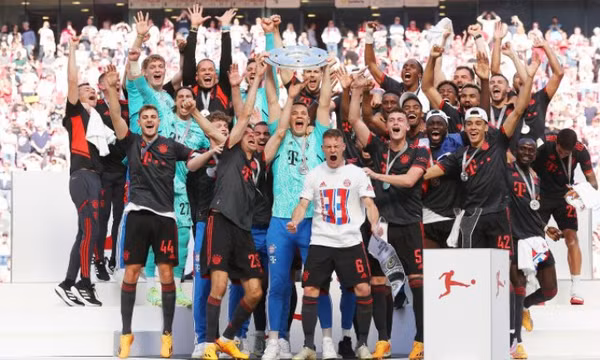 Bayern vô địch Bundesliga khi Dortmund sẩy chân