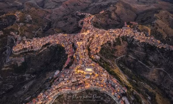 Ý: Ngôi làng ở Sicily gây sốt vì hình dạng độc đáo
