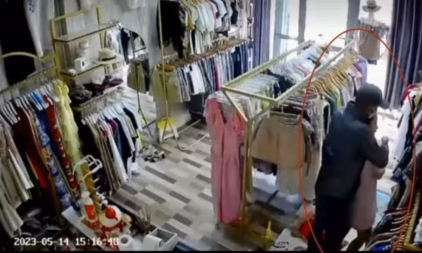 Tên cướp manh động dùng dao khống chế người phụ nữ ở tiệm quần áo