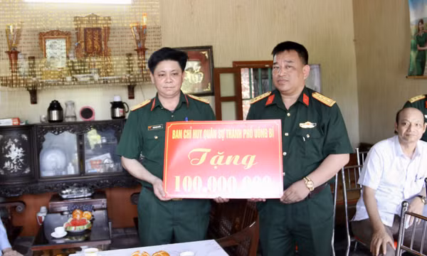 Ban CHQS TP Uông Bí trao tiền hỗ trợ xây dựng "Nhà đồng đội"