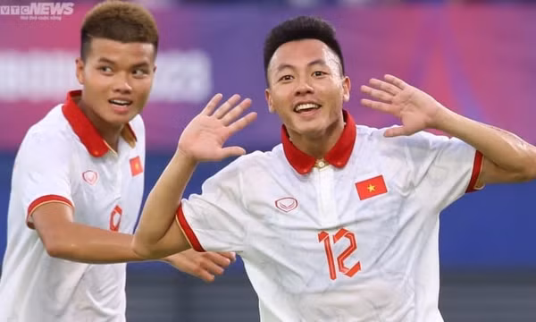 U22 Việt Nam chiếm ngôi đầu bảng B khi thắng Singapore 3-1