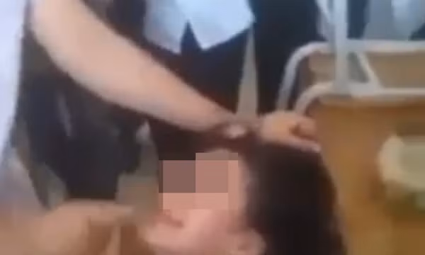 Nữ sinh lớp 5 bị đánh, bắt quỳ trong ngày bế giảng