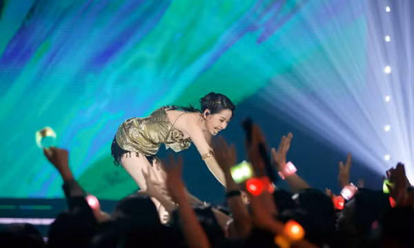 Chi Pu nhào lộn trên không ở show 'Đạp gió'