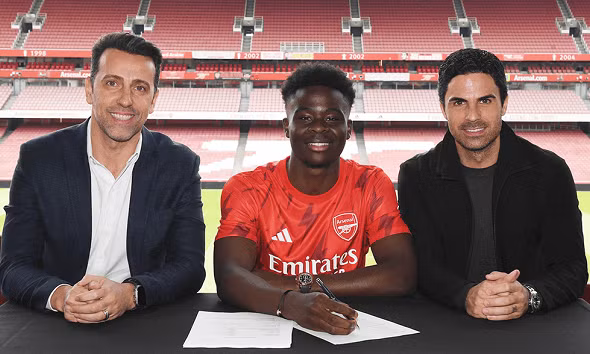 Saka gia hạn với Arsenal