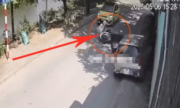 Ô tô mở cửa gây tai nạn, hai người đi trên xe máy thương vong