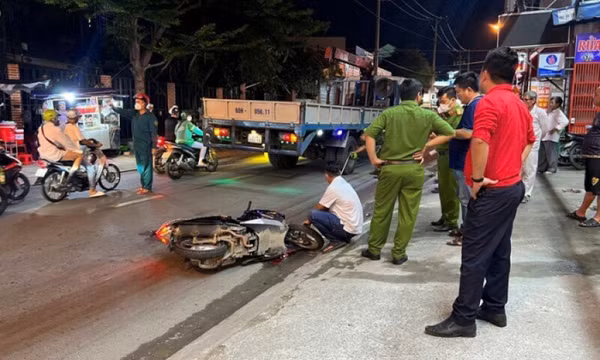 Ngã xe máy, nam hướng dẫn viên bị xe cẩu cán tử vong