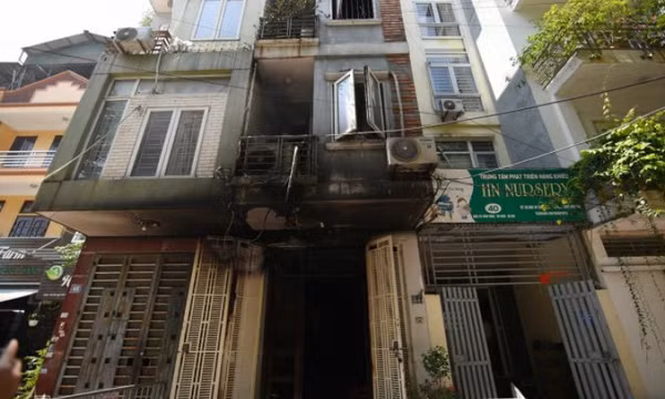 Ba mẹ con leo ban công thoát khỏi căn nhà cháy