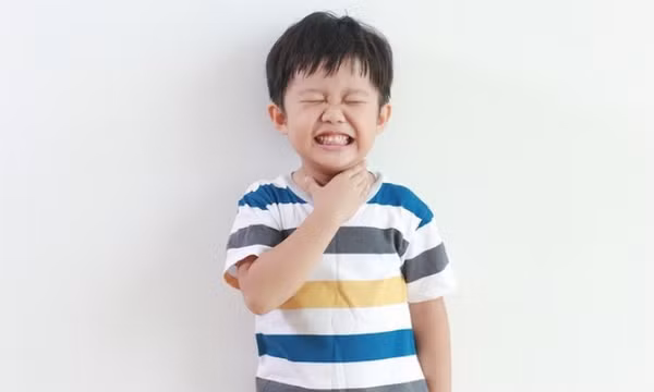 Viêm amidan quá phát trong mùa hè ở trẻ phải làm gì?