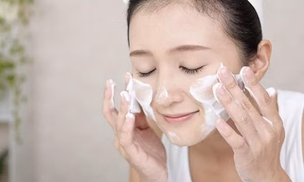 8 cách giảm nhờn cho da dầu ngày hè