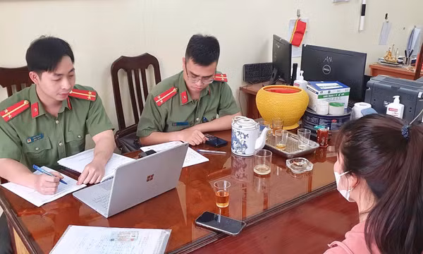 Xử phạt người phụ nữ "báo chốt" thổi nồng độ cồn trên mạng xã hội