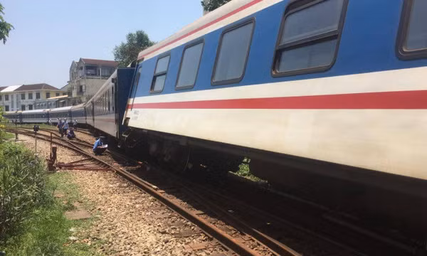 Tàu khách SE1 trật bánh 2 toa xe tại Huế