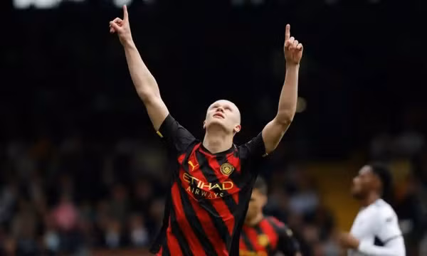 Man City chiếm đỉnh bảng Ngoại hạng Anh