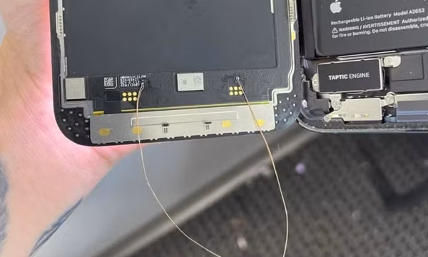 Sửa iPhone màn hình xanh bằng câu dây đồng, hại nhiều hơn lợi