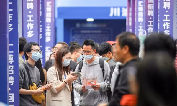 Người trẻ Trung Quốc khát việc