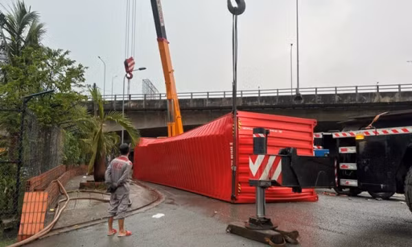 Xe container lật nhào dưới gầm cầu Đồng Nai