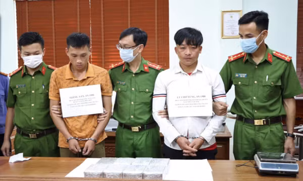 Bắt 2 đối tượng mua bán trái phép 16 bánh heroin