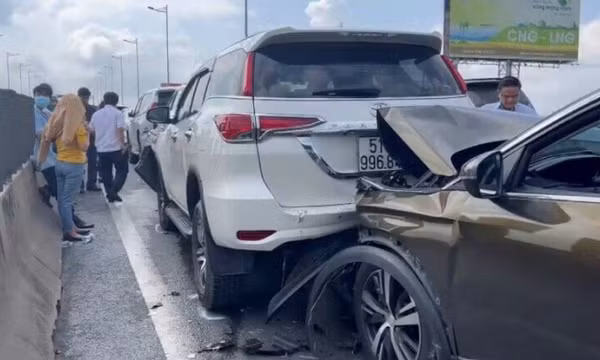 Tai nạn liên hoàn giữa 5 ô tô trên cao tốc TP.HCM - Long Thành - Dầu Giây
