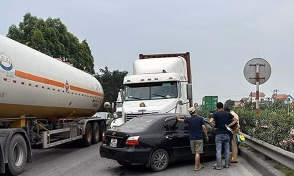 Tạt đầu xe container, ô tô con bị đâm quay ngang trên Quốc lộ 5