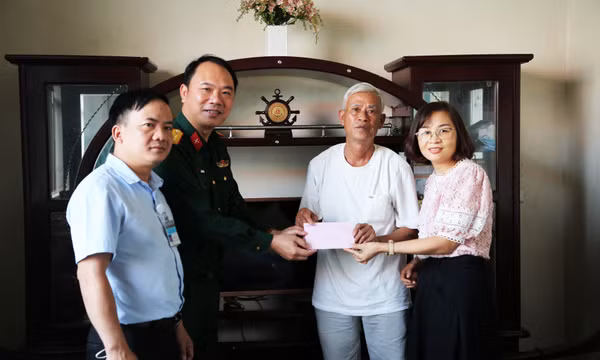Thăm, tặng quà gia đình cán bộ, chiến sĩ đang làm nhiệm vụ tại quần đảo Trường Sa