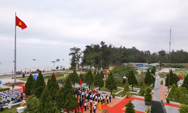 Lễ thượng cờ và khánh thành Cột cờ chủ quyền trên đảo Cô Tô