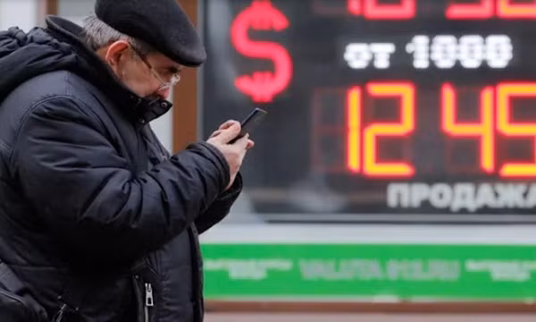 Người Nga đã rút tới 9,8 tỷ USD ngoại tệ trong tháng 3