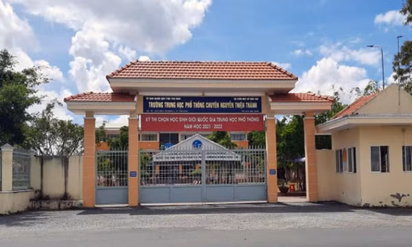 Xác minh vụ thầy giáo cấp 3 bị tố "mơn trớn" nhiều học sinh
