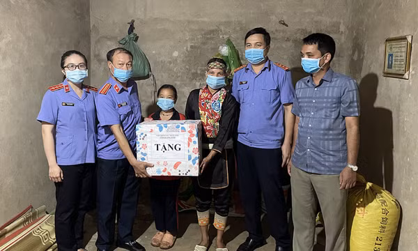Nâng bước em đến trường