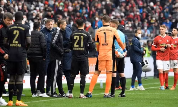 Bayern Munich nguy cơ bị trừng phạt sau sự cố 12 cầu thủ trên sân