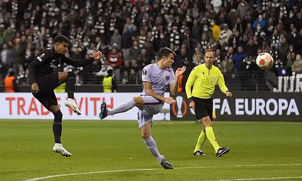 Barca hoà dù chơi hơn người ở Europa League