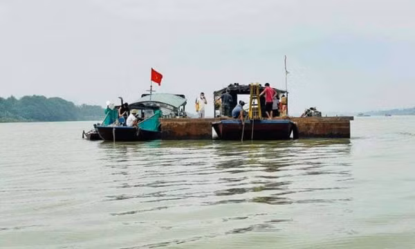 Tìm thấy thi thể thai phụ vụ TNGT trên sông Hồng, con trai nhỏ vẫn mất tích