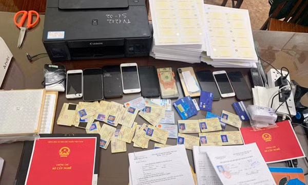 Hàng nghìn giấy phép lái xe giả đã bán cho ai?