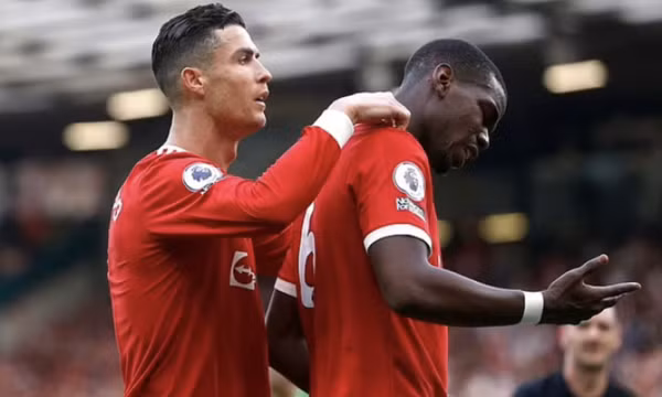 Pogba nổi cáu vì Maguire đá vào đầu