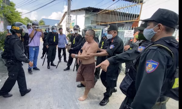 Khống chế kẻ tạt axít cố thủ trong phòng trọ
