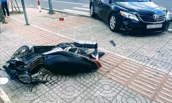 Trưởng Công an phường khống chế kẻ cướp túi xách của nữ sinh