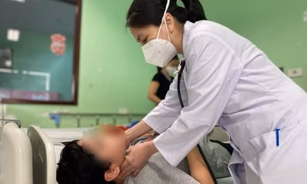 Trẻ từng là F0, bỗng dưng sốt - Dấu hiệu mắc bệnh nguy hiểm hậu COVID-19